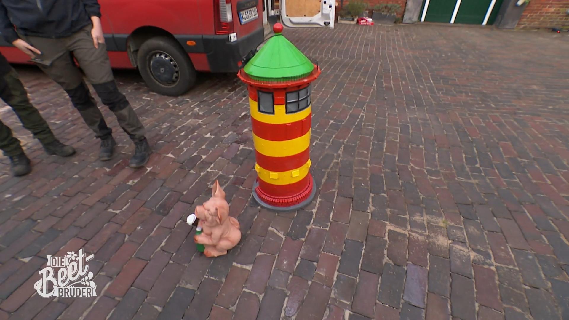 Leuchtturm und "saufendes" Schwein im Garten?