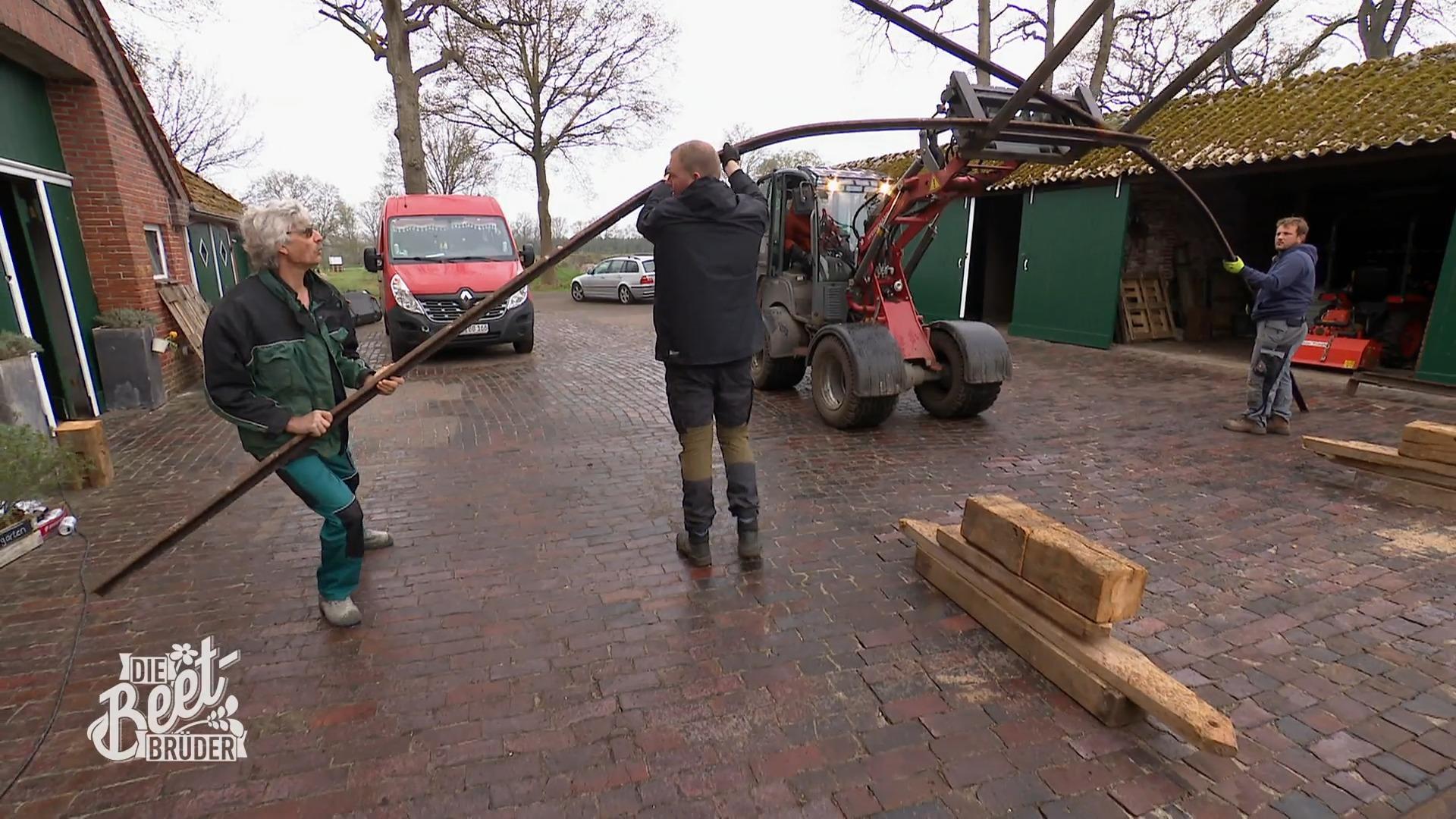 Rosenbogen aus Eisenbahnschienen in Arbeit