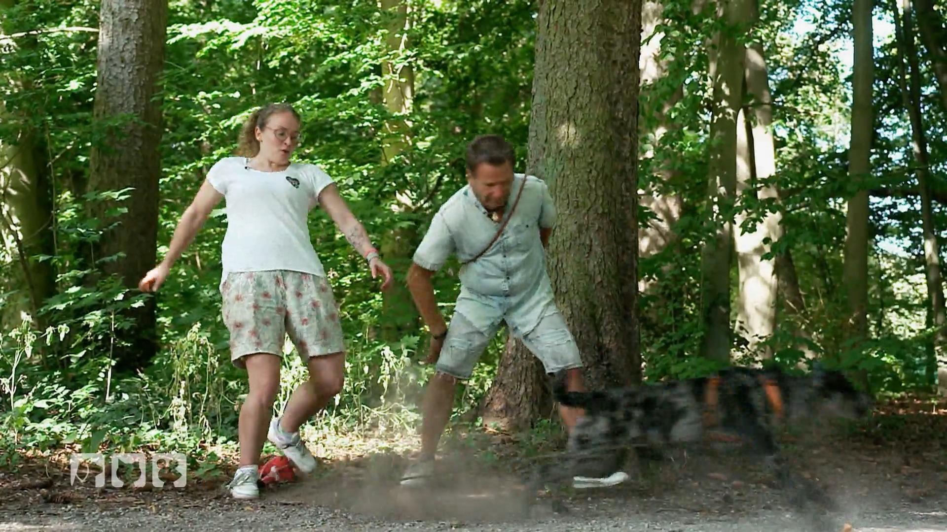 Kate Kitchenham begleitet Hundebesizter beim Training Kate Kitchenham begleitet Hundebesizter beim Training