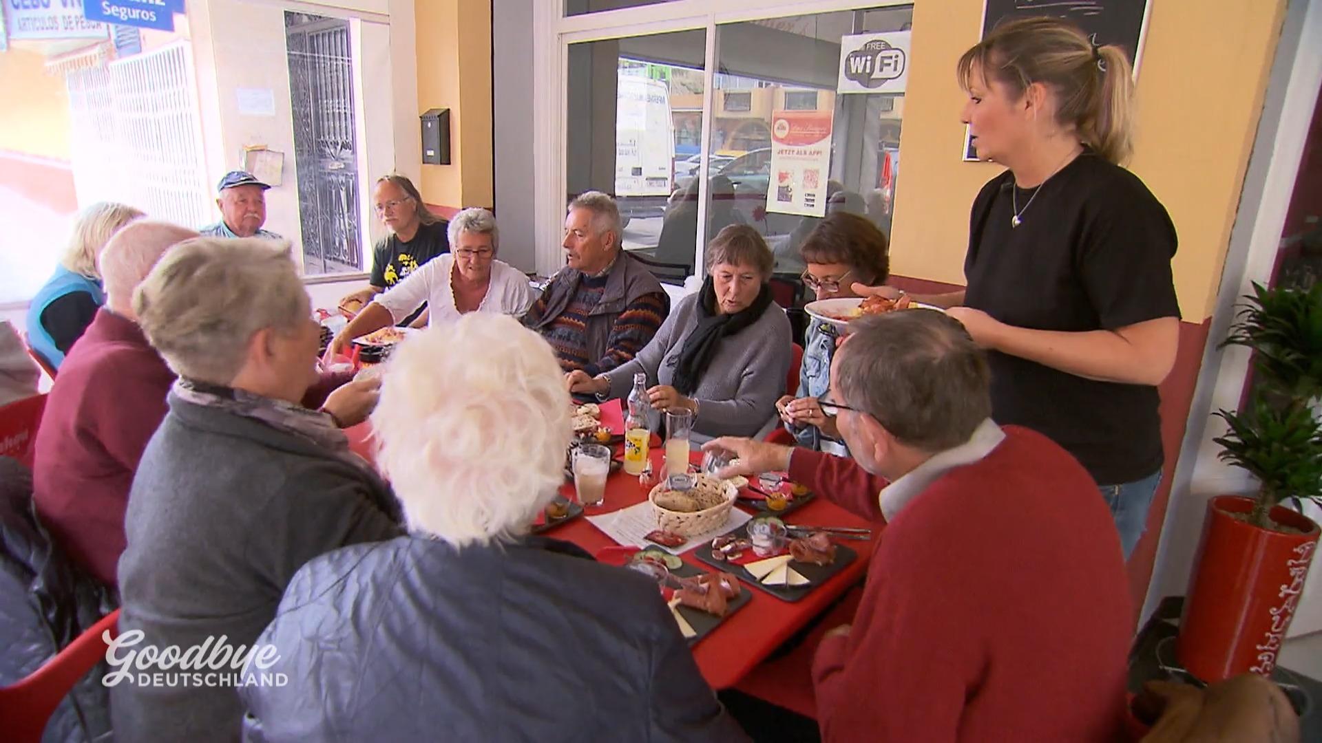 Das Café brummt an der Costa del Sol