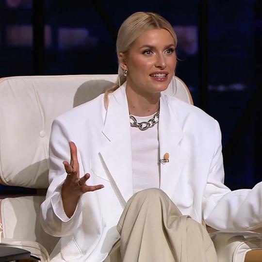 Sanja präsentiert „Entzück dich selbst“ – ein Toy fürs Kissenreiten