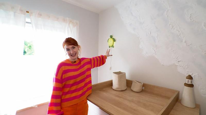 Lena präsentiert das neue Babyzimmer