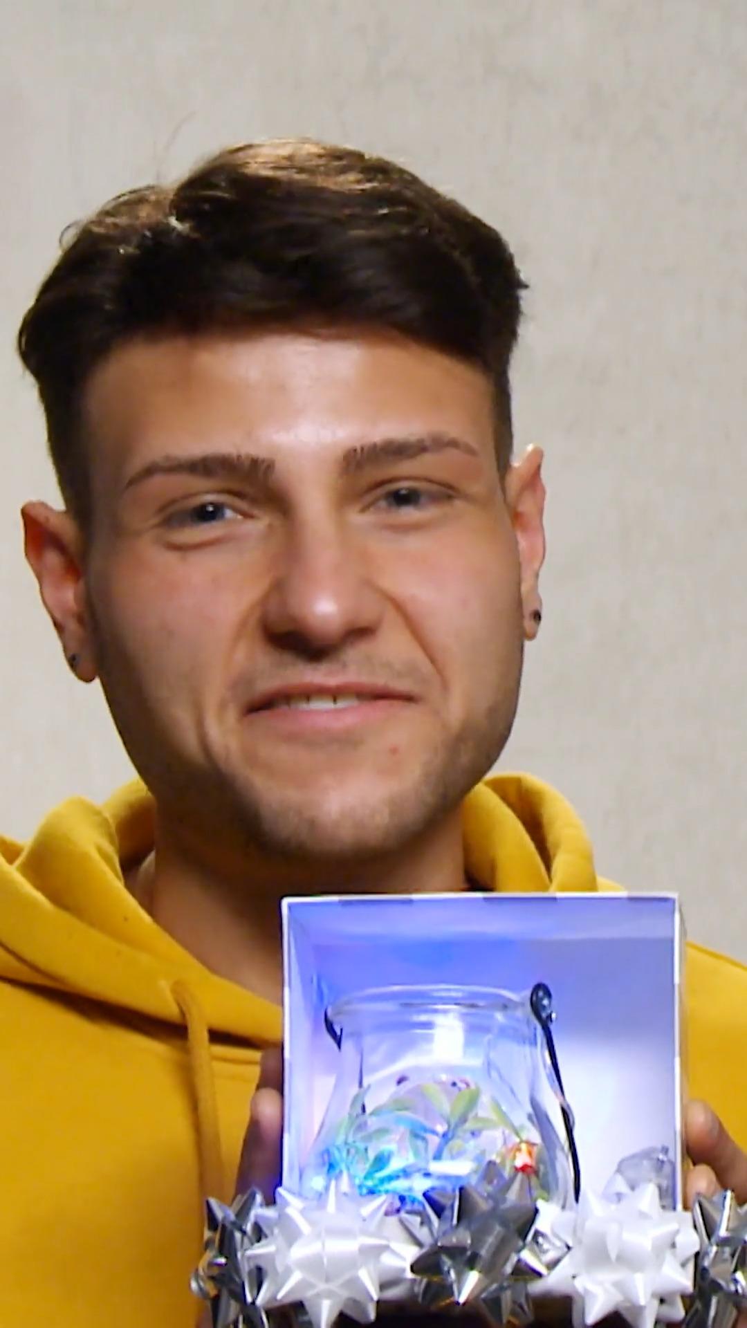 Date mit selbstgebasteltem Geschenk