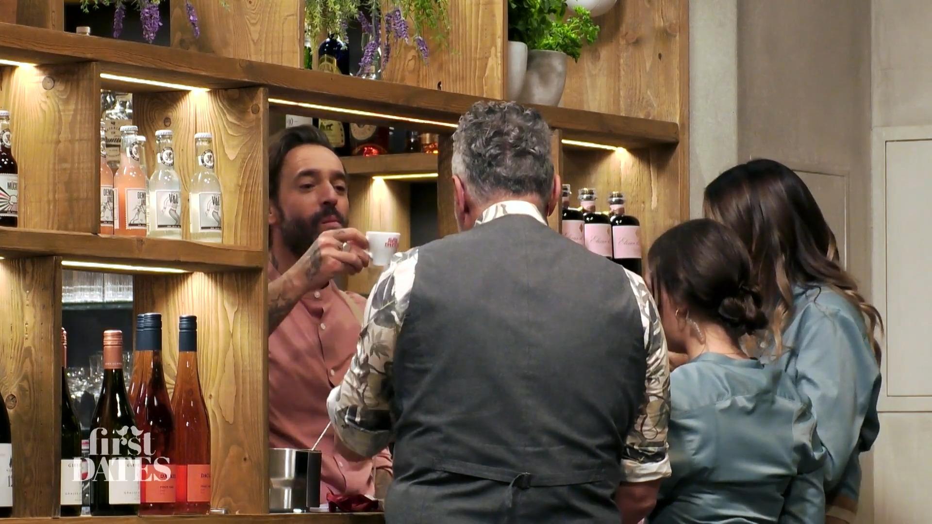 Die "First Dates"-Crew freut sich über diese Geste