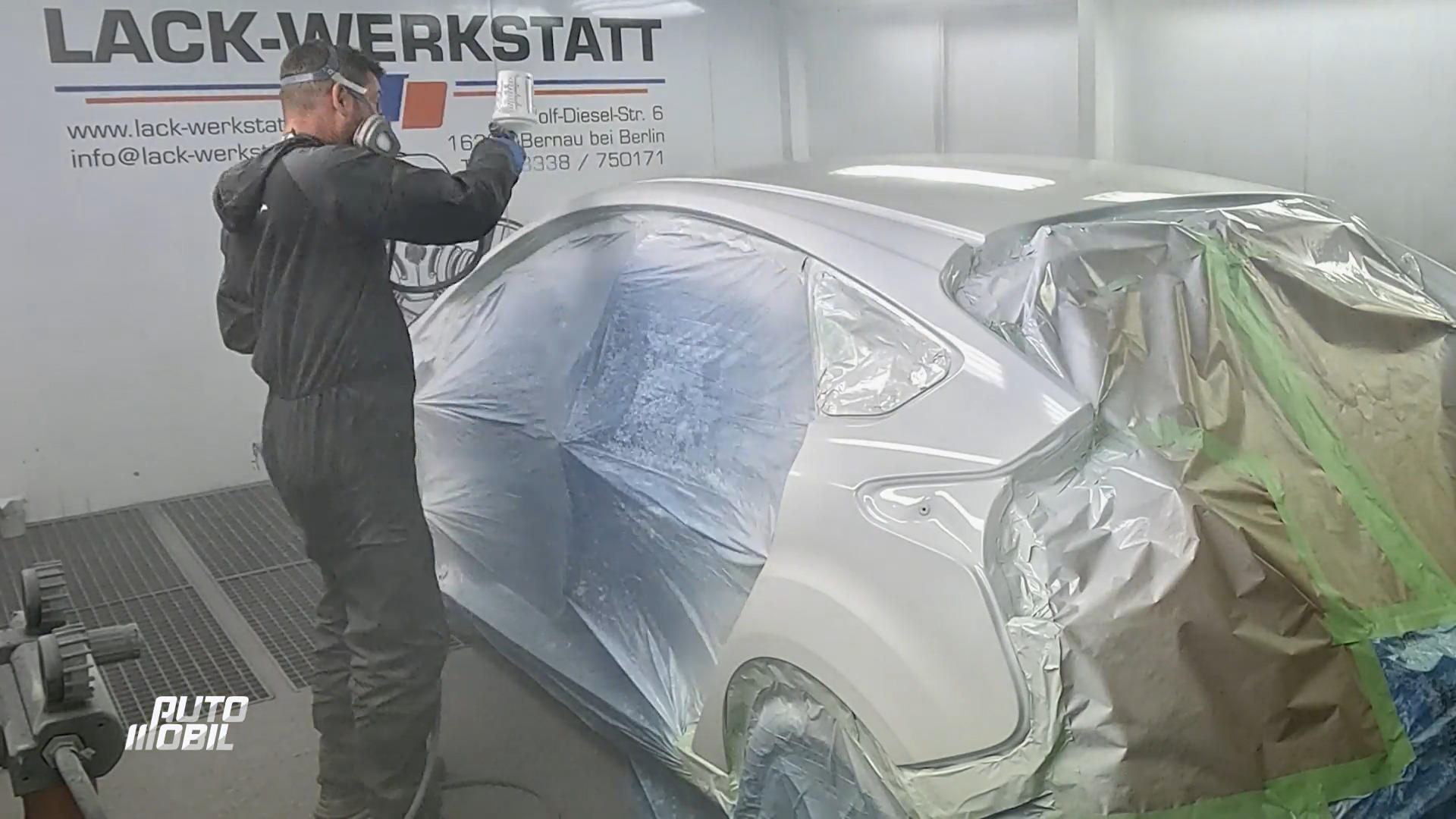Von schwarz zu weiß? Ford Focus beim Lackierer