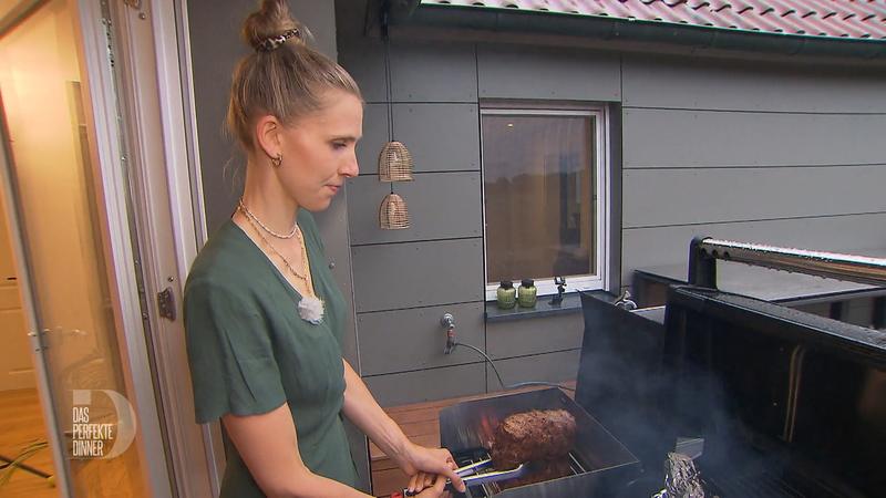 Christiane lässt sich das Grillen nicht verderben