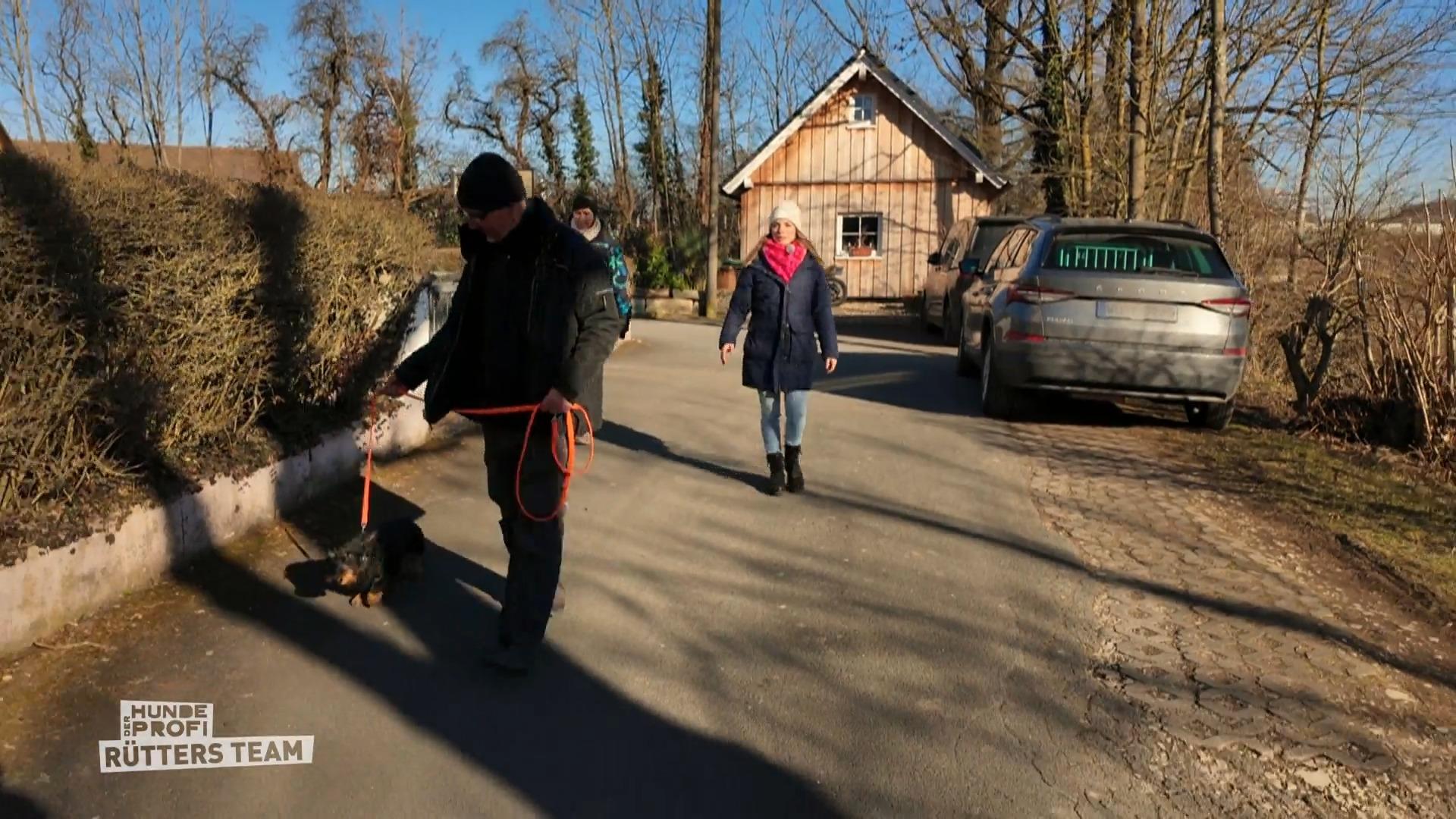 Bobby macht Fortschritte beim Spaziergang