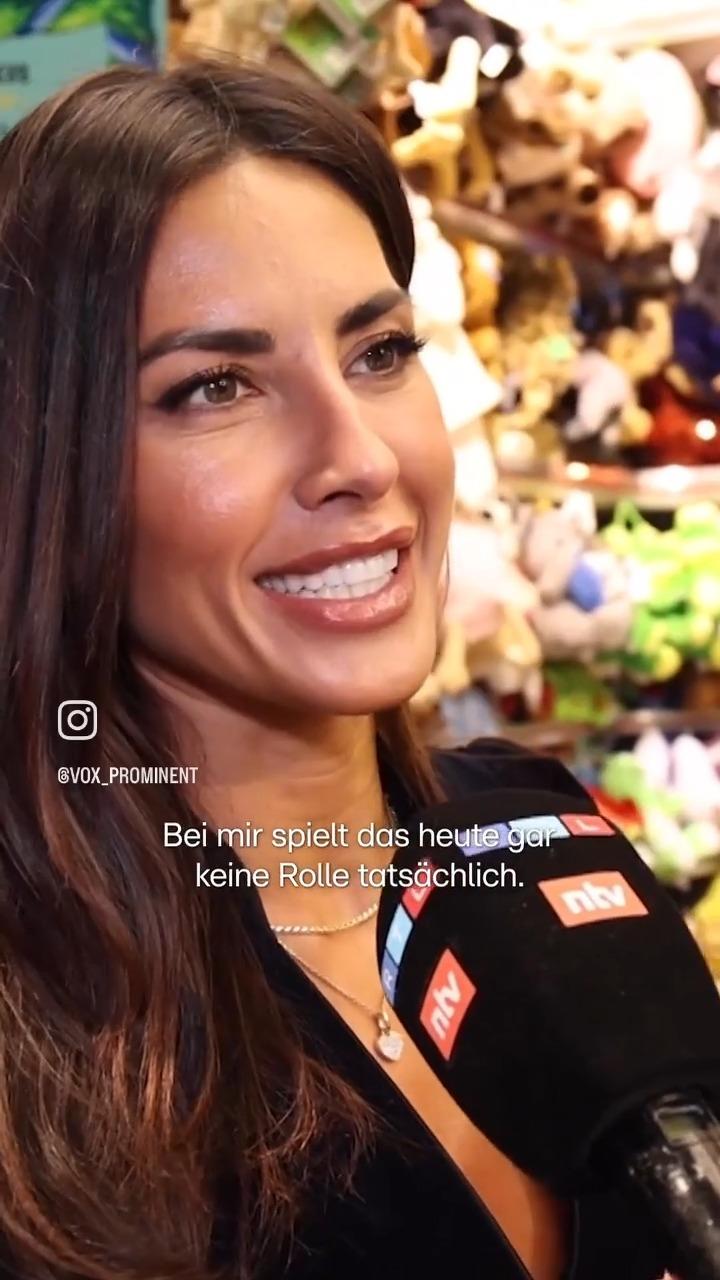 Prominent begleitet Jana Azizi auf die Wiesn