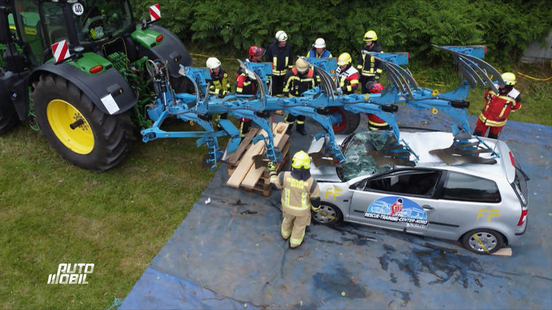 Feuerwehr trainiert Unfalleinsätze mit Landmaschinen