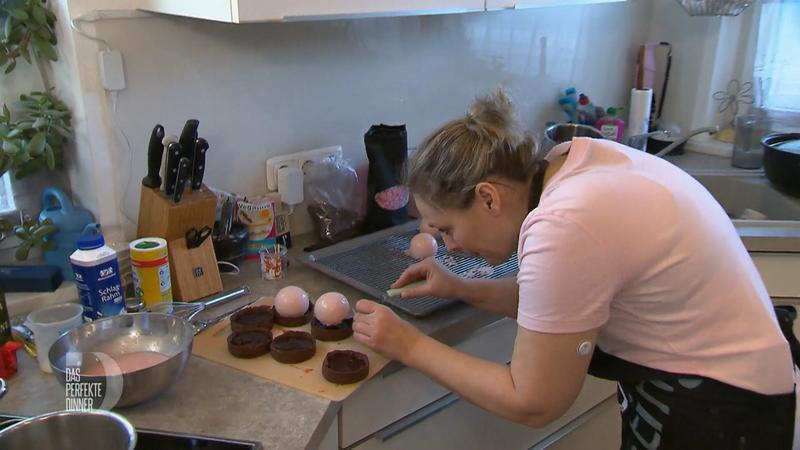 Alexandra zittert ihre Traumkugeln aufs Blech