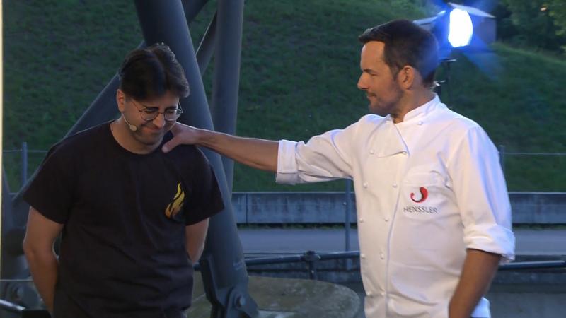 Howan muss sich ausziehen