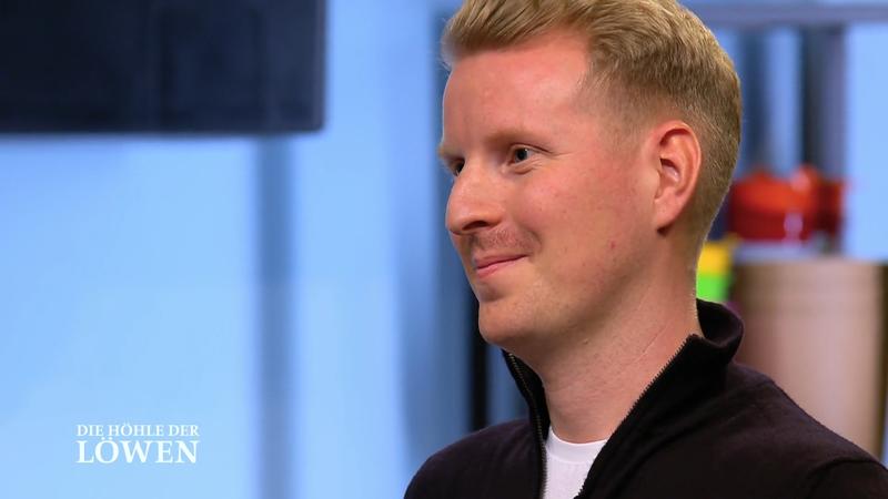 Löwe zeigt Interesse am Deckenwunder