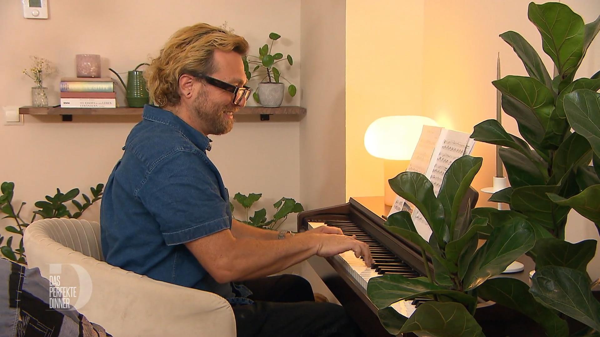 Stephen rockt Linas Klavier