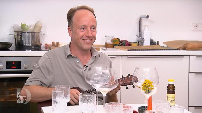 Nico zaubert mit seiner Ukulele Regenbogen ins Dinner