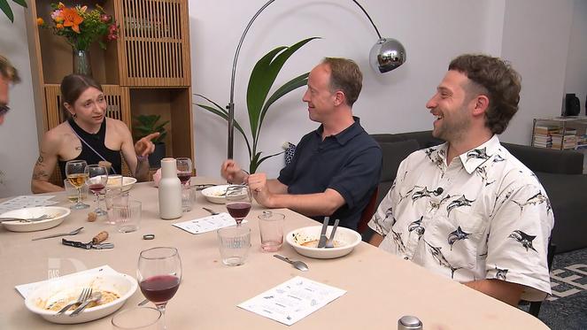 Dustin macht sich einen Spaß daraus, die Gastgeberin zu foppen