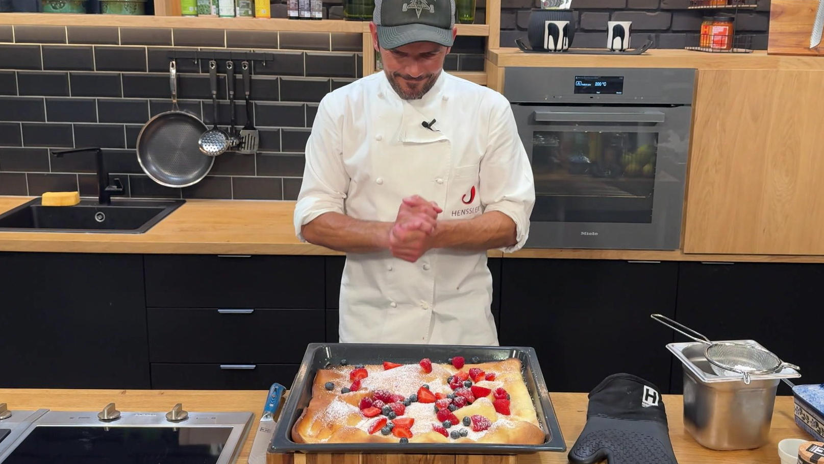 Süßer Beeren-Pfannkuchen vom Blech