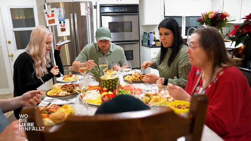 Joshua ist übers Telefon bei Thanksgiving dabei