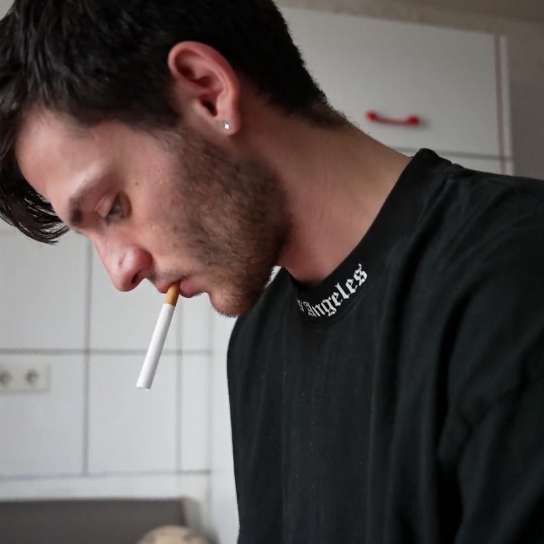 Antony hat die Schule abgebrochen