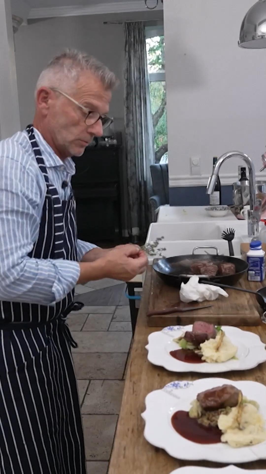Reiner bittet auf seinem Weingut zu Tisch