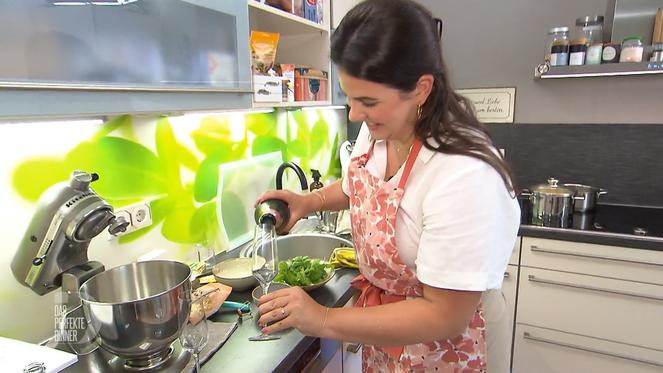 Jasnas Tochter bringt etwas Feines, rosa Prickelndes mit