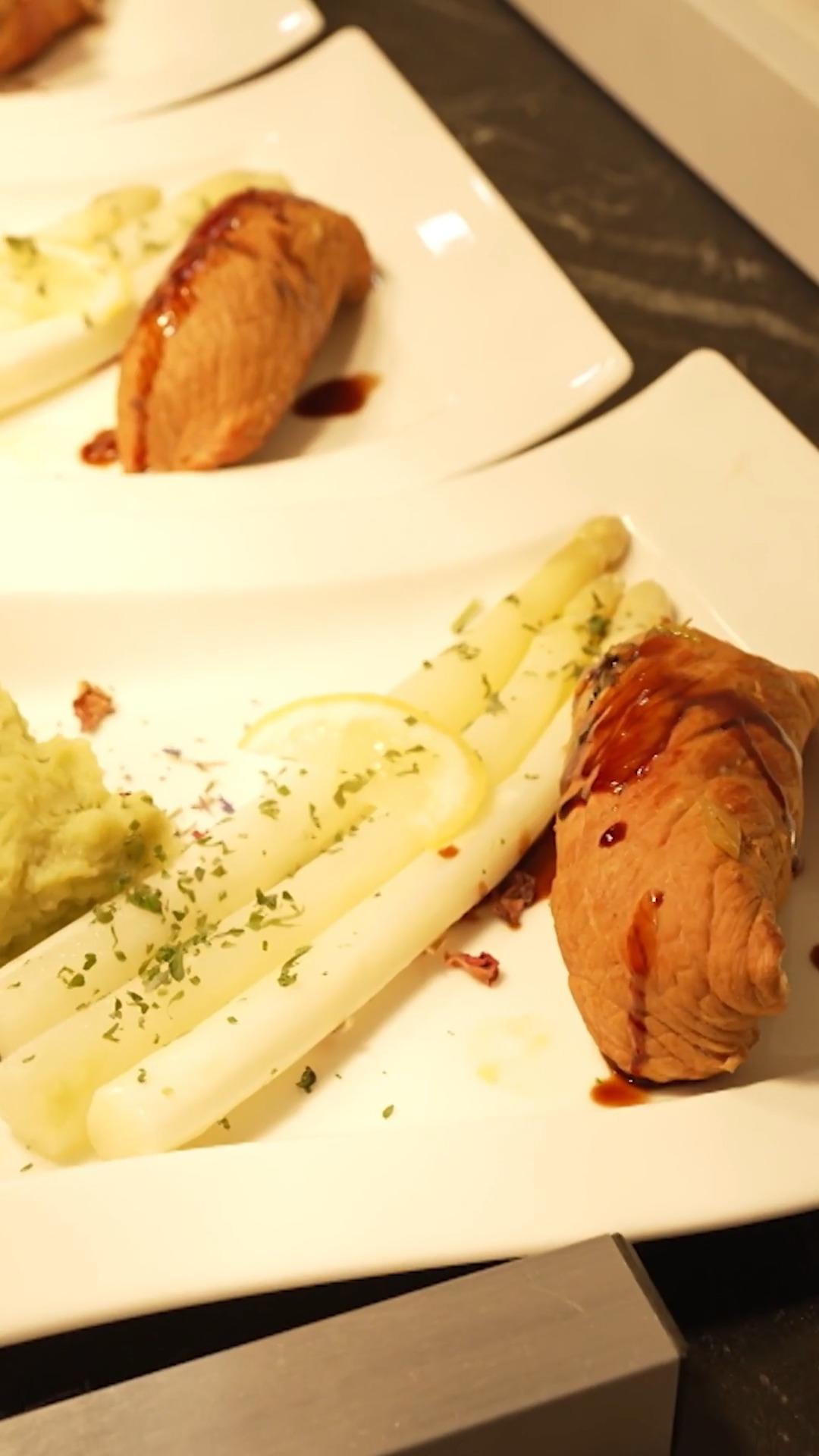 Ella serviert ein Dinner mit Herz
