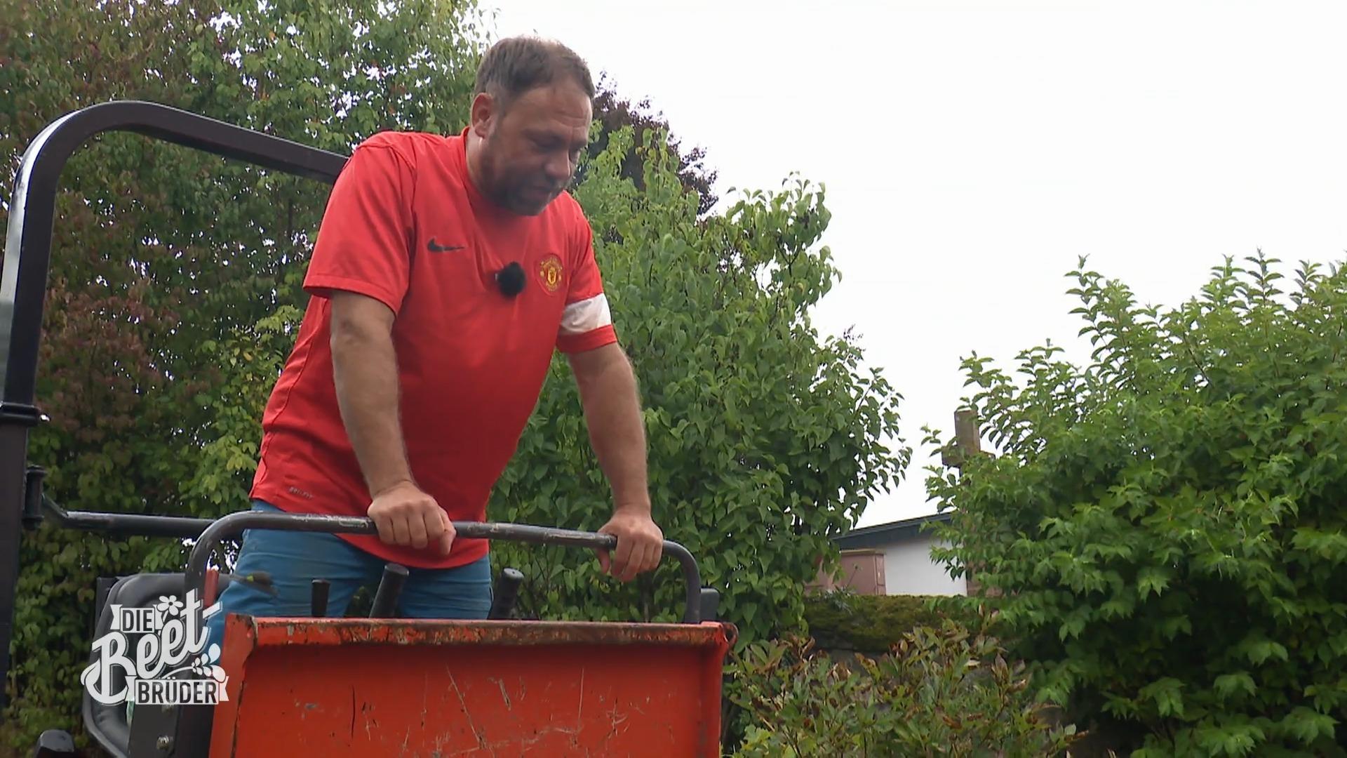 Die Beet-Brüder wuchten Sandstein und shoppen Terrassenplatten