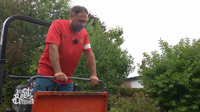 Die Beet-Brüder wuchten Sandstein und shoppen Terrassenplatten