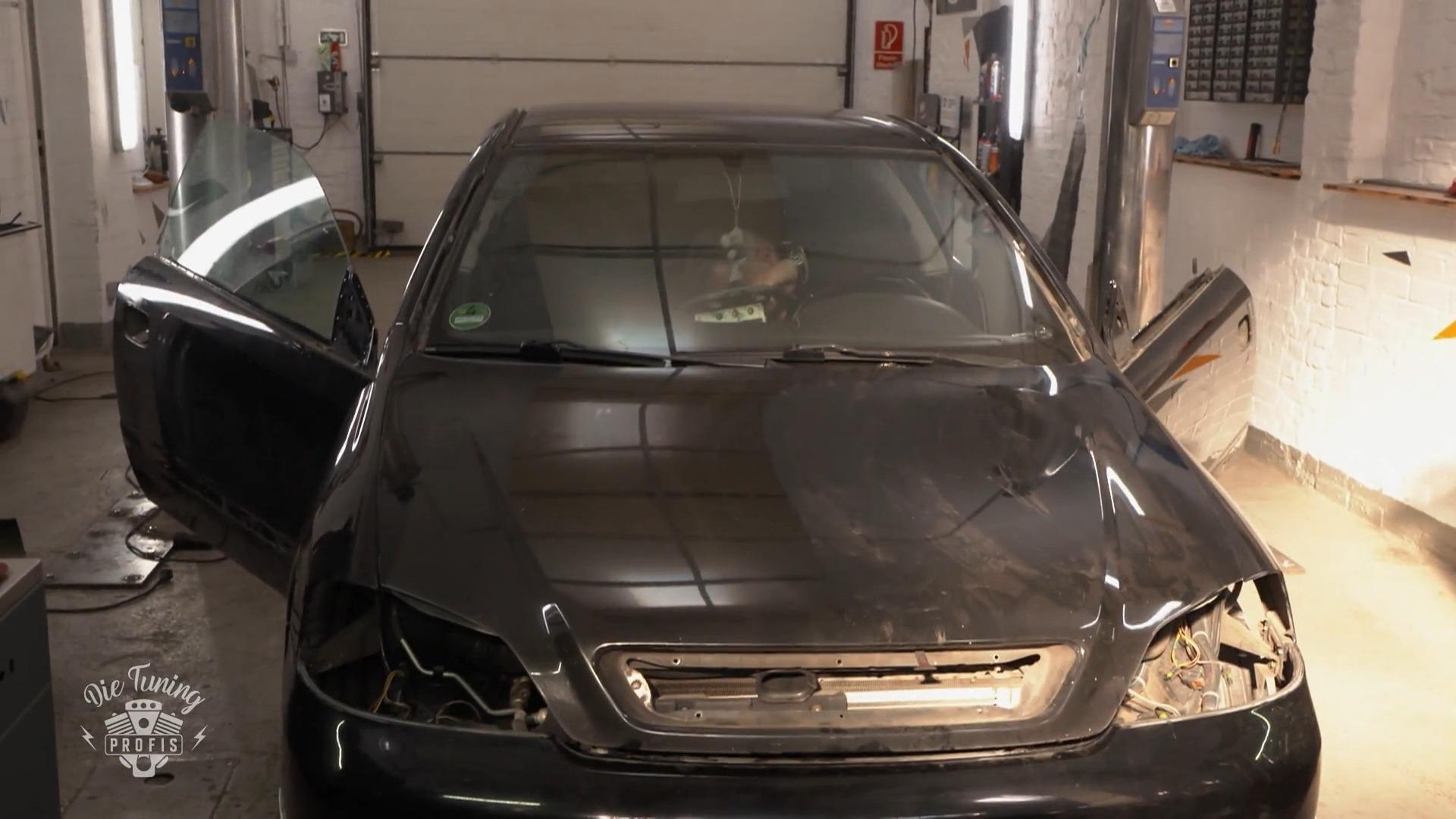 Elektriker Dado bringt Marcels Opel zum Leuchten