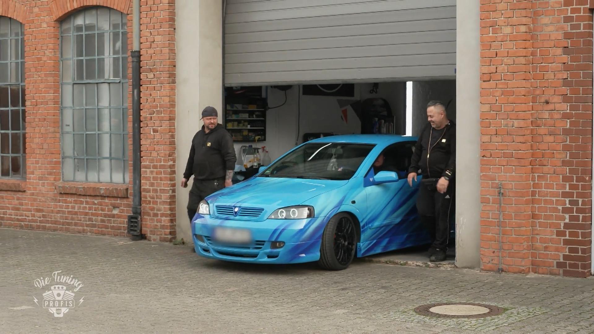 Marcel bekommt seinen Opel zurück und ist völlig aus dem Häuschen