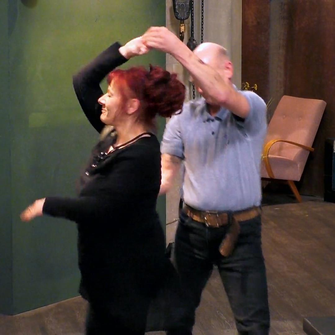 Torsten ist in der Disco schüchtern