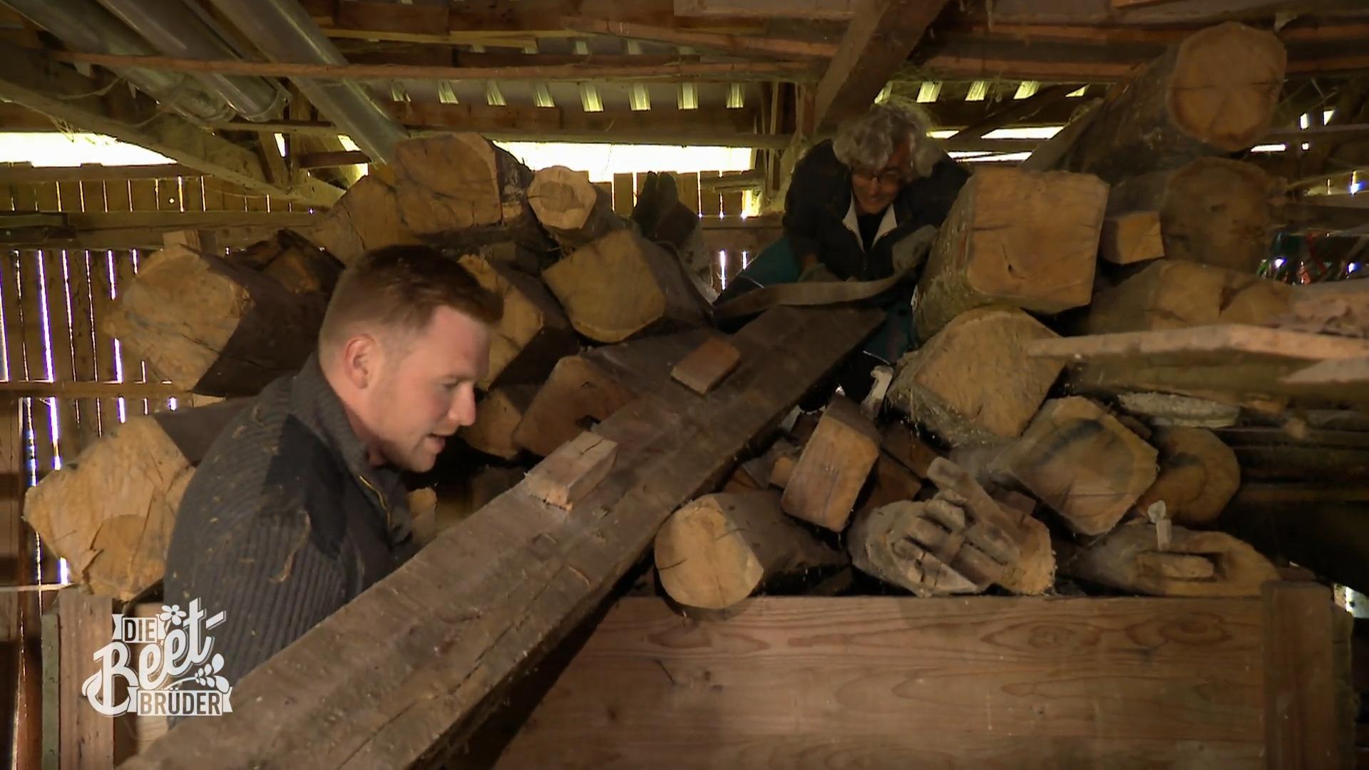 Ralf stöbert auf dem Hof Ralf stöbert auf dem Hof
