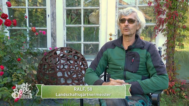 Ralf baut aus alten Sandsteinblöcken einen einzigartigen Gartentisch