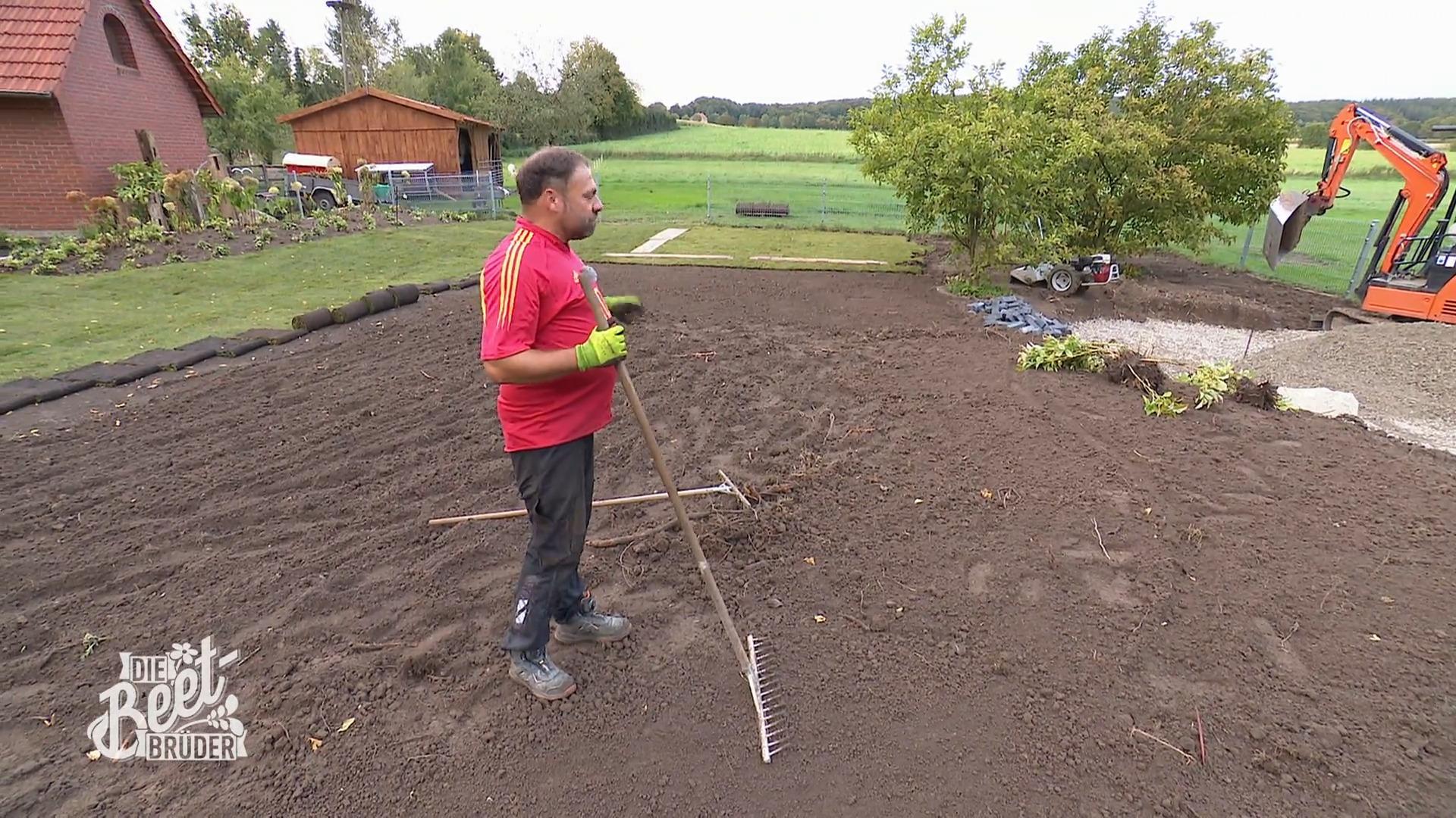 Louis im Einsatz – 70 Meter Wegeinfassung und noch kein Ende in Sicht Louis im Einsatz – 70 Meter Wegeinfassung und noch kein Ende in Sicht