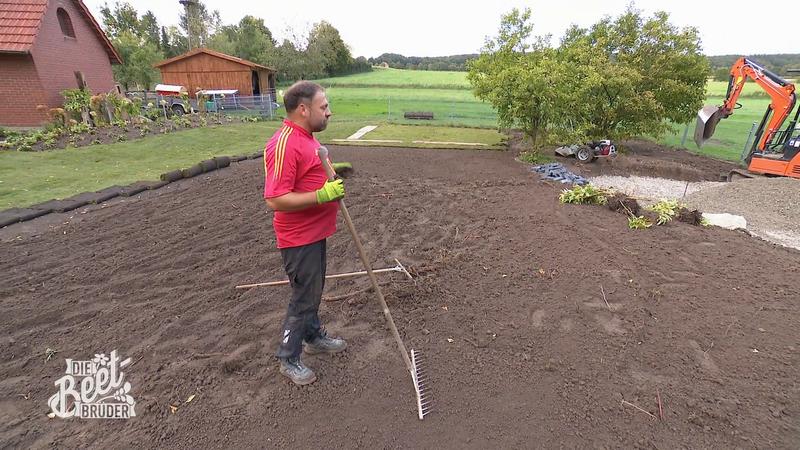 Louis im Einsatz – 70 Meter Wegeinfassung und noch kein Ende in Sicht