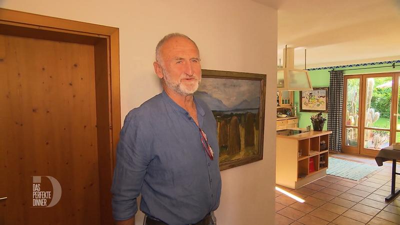 Franz eröffnet „Das Perfekte Dinner“ am Chiemsee mit Blumen, Charme und Ordnungssinn