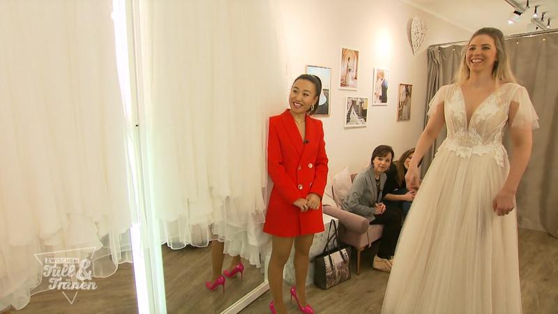 Selina cancelt ein Kleid nach dem nächsten