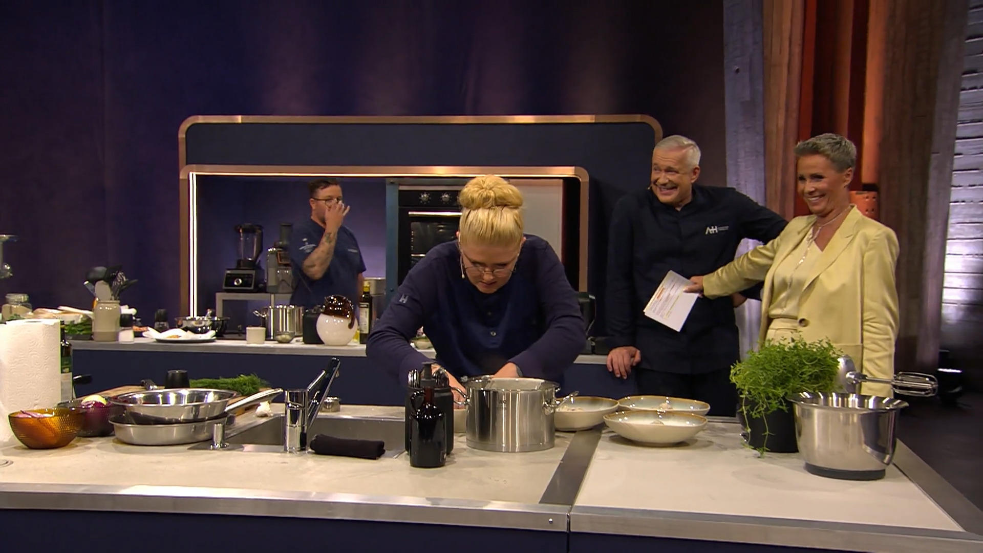 Alex' Bauch schiebt sich zu weit vor