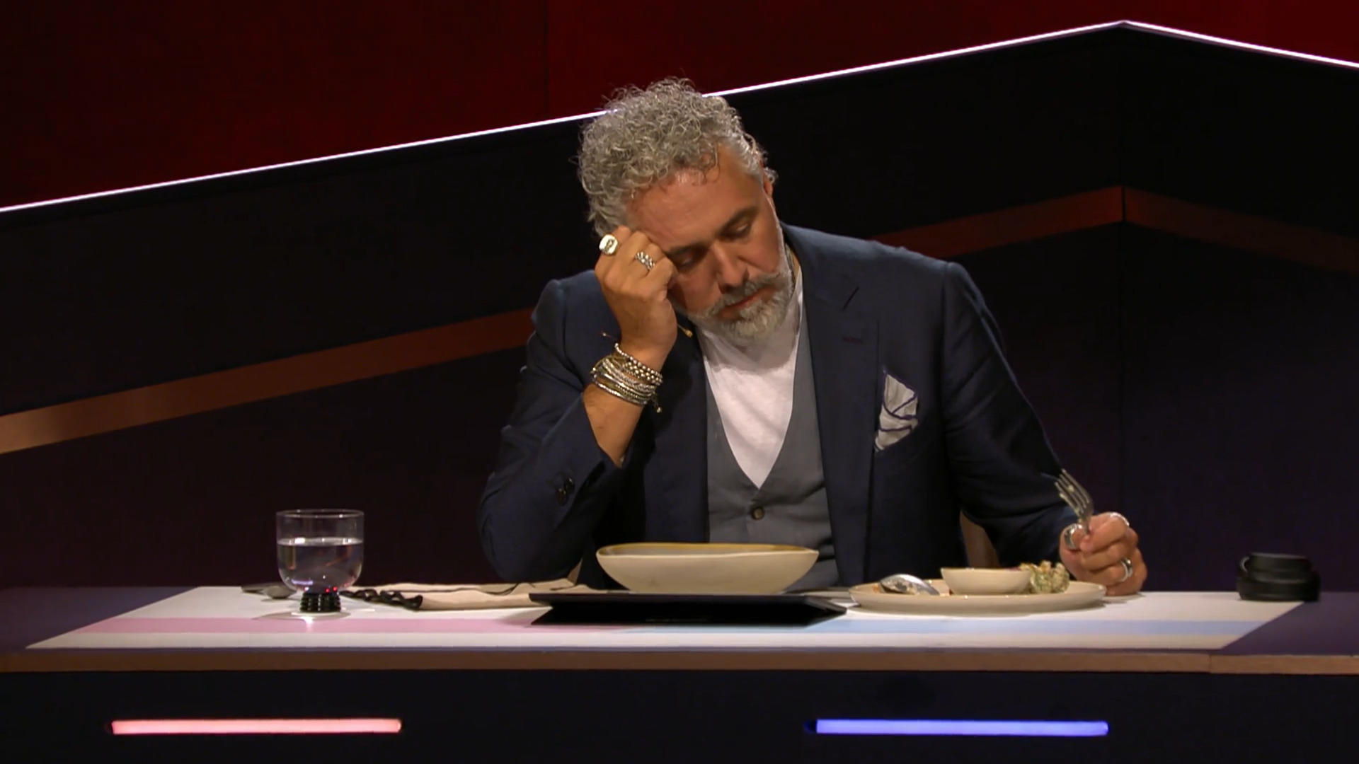 Konzentration oder Langeweile? Roland Trettl verkostet