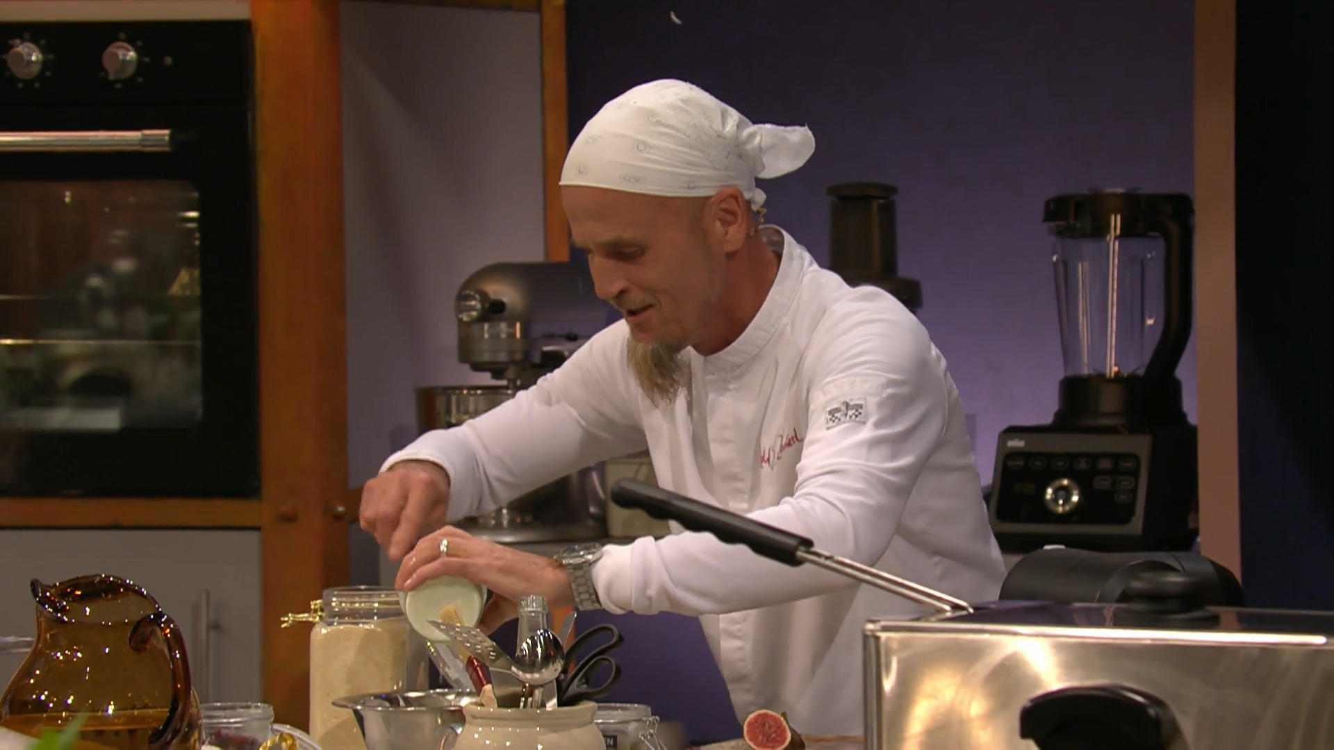 Ralf reißt beinahe die Küche ab