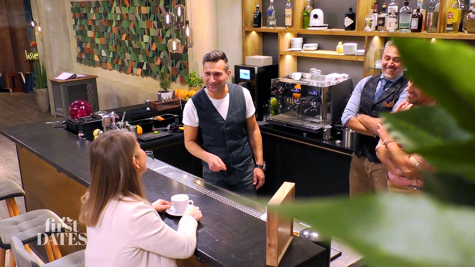 Marco macht Nadja einen Cappuccino Marco macht Nadja einen Cappuccino