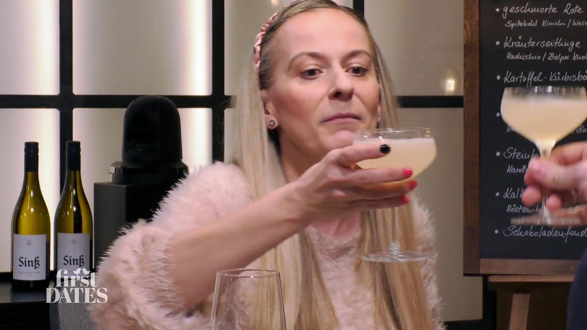 Richard und Joanna stoßen auf ihr Date an