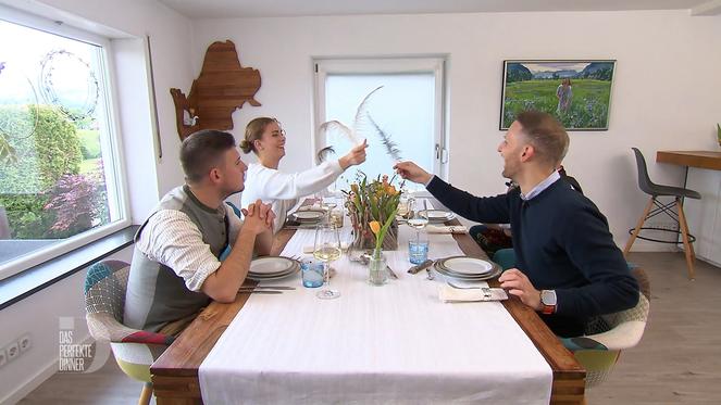 Finale bei Doris: Pia bringt exotischen Hutschmuck mit