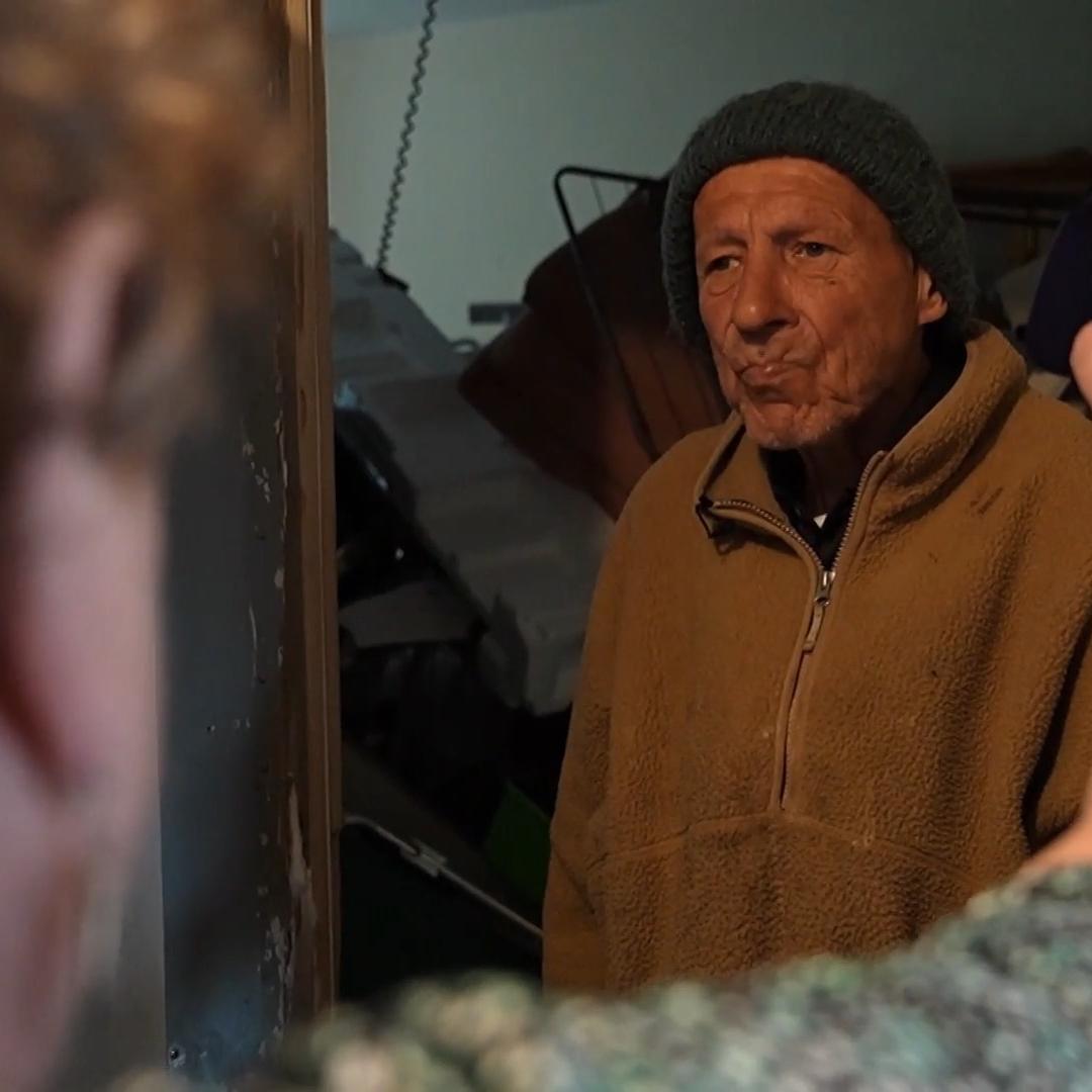 Seine Wohnung ist kaum noch begehbar