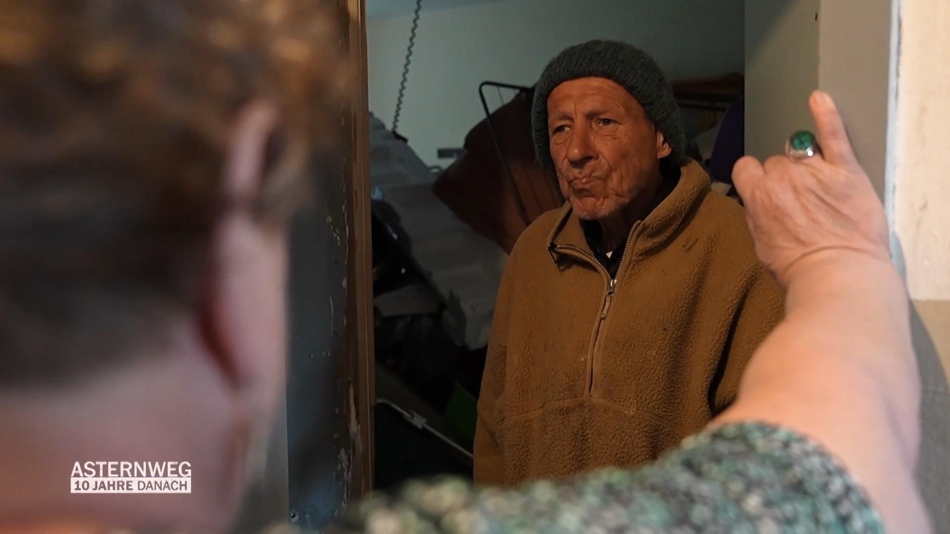 Seine Wohnung ist kaum noch begehbar