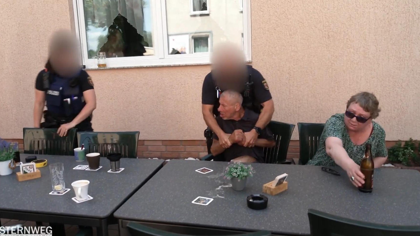 Es kommt zur Auseinandersetzung mit der Polizei