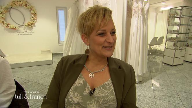 Braut Bibi weiß nicht, dass ihre Kleider noch gar nicht da sind