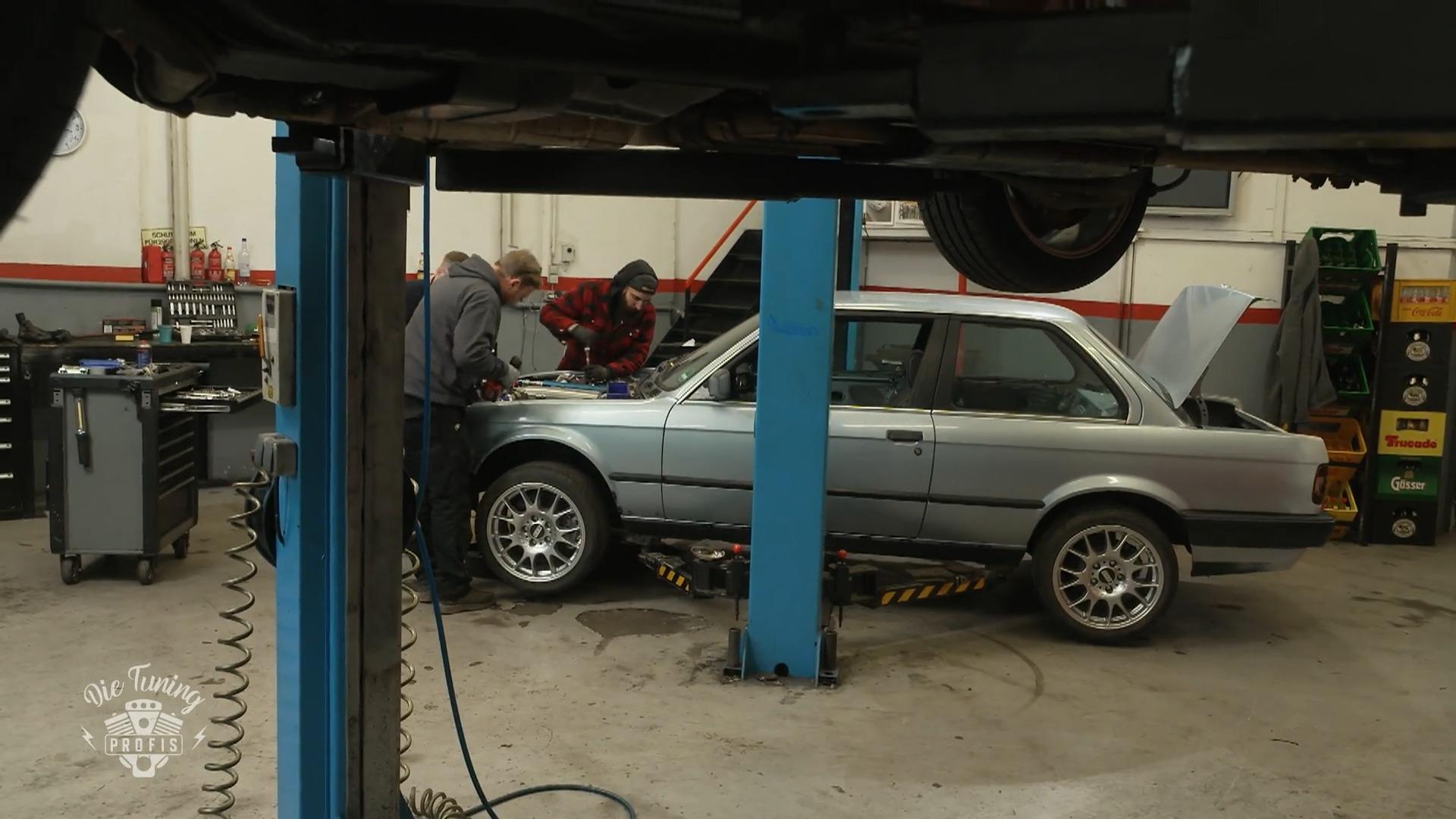 Felix' Motor wird komplett zerlegt