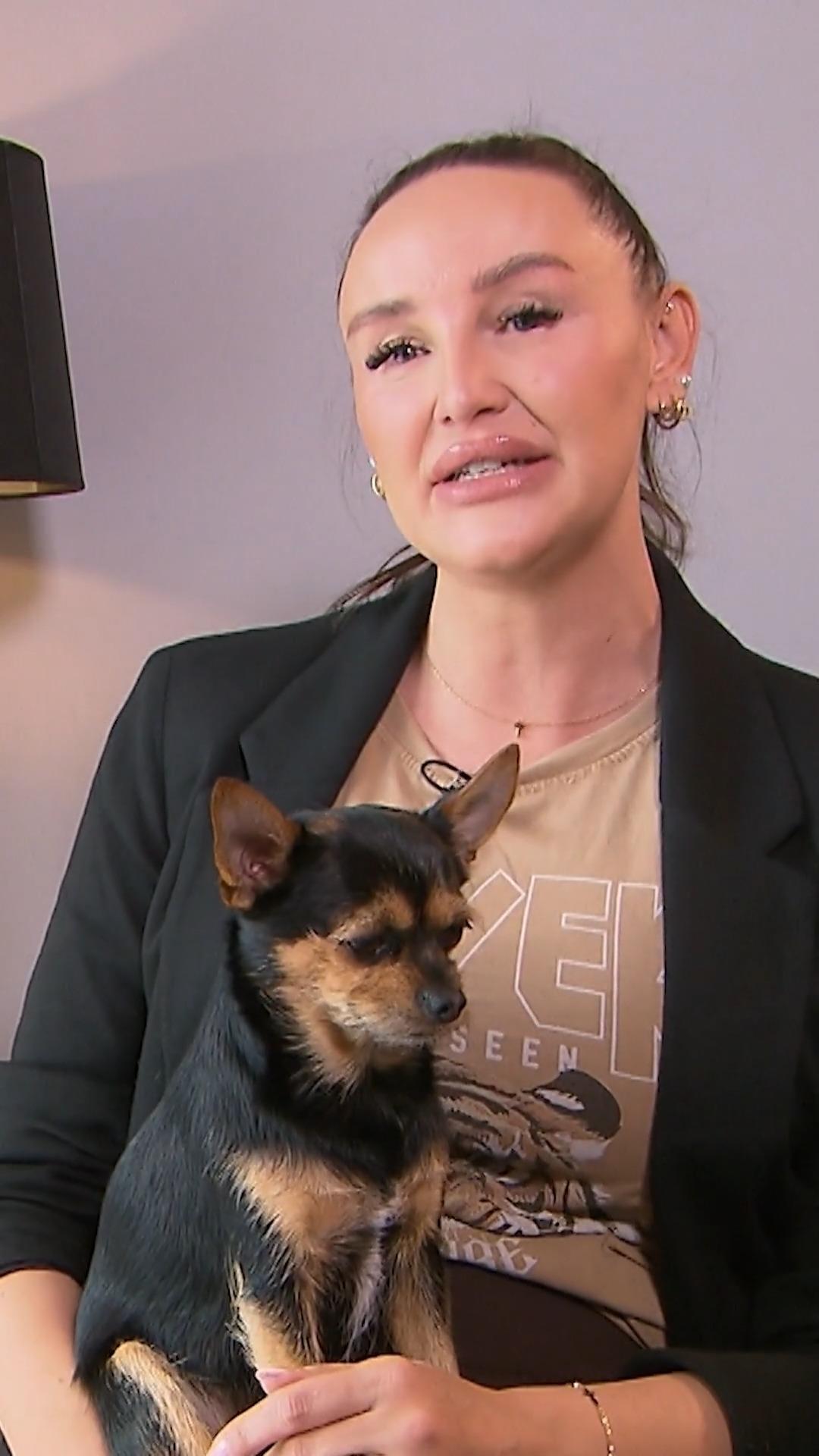 Mina teilt ihren Kleiderschrank mit ihrem Hund