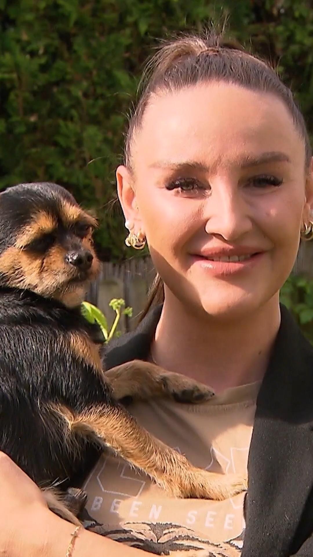 Mina und ihr Mini-Hund sind ein stylisches Team