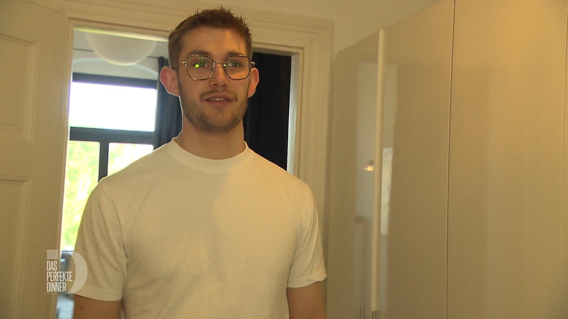 Morris startet mit Nervosität und Charme in den Abend